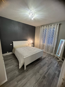 Photo de galerie - Rénovation, chambre, peinture, papier, peint et parquet et montage de meubles