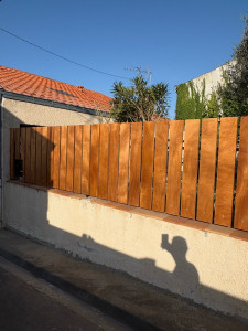 Photo de galerie -  pose d une clôture bois