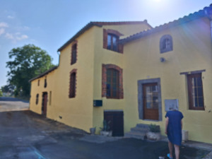 Photo de galerie - Voici après avoir décapé toute la surface de la façade, voici la remise en peinture. De la façade en deux couches 