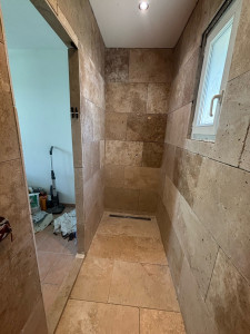 Photo de galerie - Salle de bain en travertin 