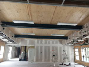 Photo de galerie - 6 luminaires en suspension installés au restaurant scolaire de l'école maternelle de Marsinval