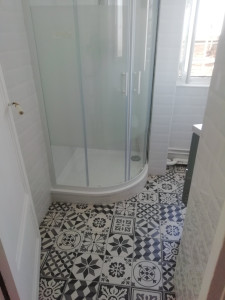 Photo de galerie - Rénovation d une salle de bains Pose carrelage mur et sol, peintures. Pose de cabine de douche