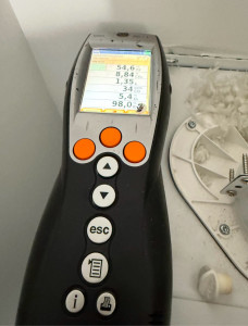 Photo de galerie - Prise de mesure de combustion