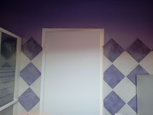 Photo de galerie - Peinture en blanc porte plus peinture en violet mûrs salle de bain 