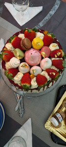 Photo de galerie - Layer cake fraise meringue 
