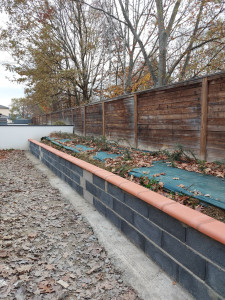 Photo de galerie - Mur de clôture avec pose de couvre mur en terre cuite 