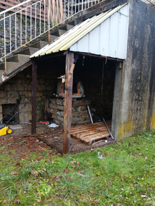 Photo de galerie - Le après du démontage de la cabane en bois la personne a voulu laisser la structure