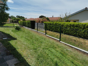 Photo de galerie - Pose d'un grillage rigide avec soubassement béton 