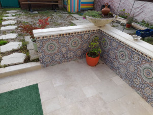 Photo de galerie - Terrasse en traversin avec mosaïque marocaine 
