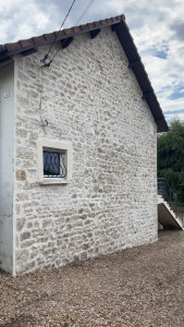 Photo de galerie - Rénovation d’un pignon en joint de pierre et peintes de la frisette 