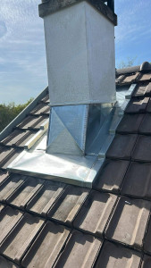 Photo de galerie - Création d’un abergement de cheminée en zinc sur mesure 
