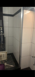 Photo de galerie - Rénovation Salle de bain : changement de colonne de douche et de chasse d’eau, installation de lavabo tiroirs et placard 