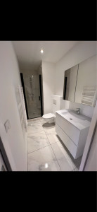 Photo de galerie - Installation de meuble vasque de WC suspendu paroi de douche, bac à douche