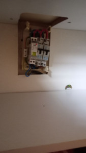 Photo de galerie - Rajout d'un disjoncteur pour isoler le frigo.