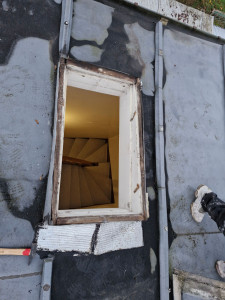 Photo de galerie - Changement de toiture en zinc et pose de velux.... avant 