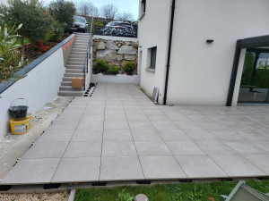 Photo de galerie - Pose de dalles sur plots 60×60
