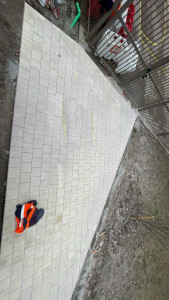 Photo de galerie - Préparations de terrain ( décaissement/ terrassements).Pose de 40m2 de pavé béton autobloquant couleur pierre beige naturel, finition à la découpeuse thermique, joint sable fin 