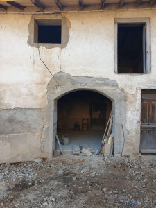 Photo de galerie - Création de 2 ouvertures dans un mur en pisé, baoe vitrée voûtée et fenêtre 