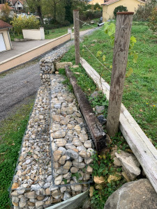 Photo de galerie - Gabion galets rond, pose poteaux rond traité avec cablette tendeur