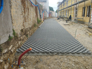 Photo de galerie - Création d' un parking de 5 places, en dalles béton à gazon.
