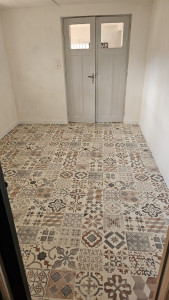 Photo de galerie - Travaux réalisés : pose de revêtements de sol et peinture des portes.