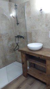 Photo de galerie - Réalisation d'une salle de bain en travertin 