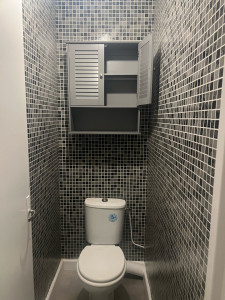 Photo de galerie - Pose de papier peint et installation du meuble 