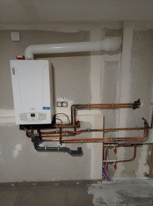 Photo de galerie - Remplacement d'une chaudière atmosphérique par une condensation, avec thermostat connecté dans une rénovation assez difficile reprise de tout l'hydraulique quasiment refait à neuf, un boucher lui avais fais ses sanitaires et ses radiateurs....