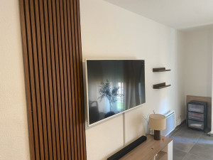 Photo de galerie - Installation de deux petites étagères et deux panneau mural  