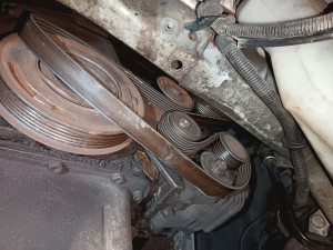 Photo de galerie - Changement du galet tendeur la poulie damper l'arbre à cames et courroie d'antenne