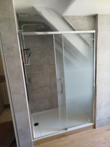 Photo de galerie - Les travaux de rénovation salle de bain carrelage parodies bac à douche et robinetterie