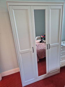 Photo de galerie - Montage d'une armoire 3 portes, blanc, 117x190 cm de la gamme Brimnes de chez ikea