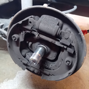 Photo de galerie - Diagnostic freinage arrière, remise en état nécessaire.  