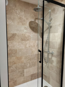Photo de galerie - Pose de travertin en sol et faïence douche 