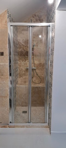 Photo de galerie - Création d'une douche et pose de carrelage et travertin