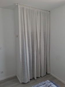 Photo de galerie - Pose de barre et rideaux dressing 