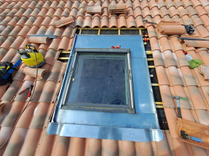 Photo de galerie - Façonnage entourage zinc sur mesure avec platelage bois