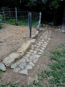 Photo de galerie - Escaliers et passage en pierre du pays, qui permet l'accès au cabanon des poules 