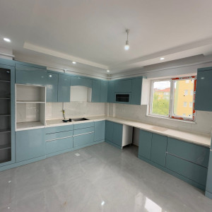 Photo de galerie - Fabrication et pose d’un dressing sur mesure avec portes vitrées, tiroirs intégrés et finitions soignées.