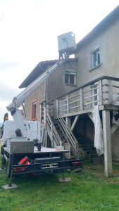 Photo de galerie - Remise en état de vos gouttières faîtage, tuiles, vérification de fuite avec nacelles 