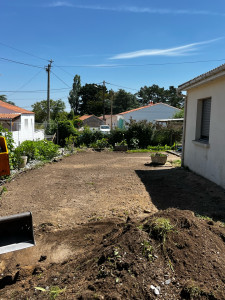 Photo de galerie - Petit terrassement chez un client qui était ravi de revoir son terrain propre 