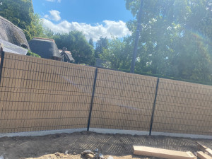 Photo de galerie - Pose de clôture rigide avec occultant PVC, chêne, clair gris, rigide avec soubassement béton
