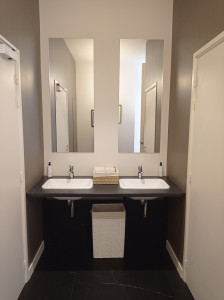 Photo de galerie - Réalisation d'un plan de travail accueillant deux vasues