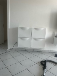 Photo de galerie - Installation de 4 meubles à chaussures suspendus sur mur béton  