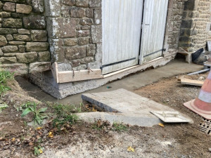 Photo de galerie - Terrassement en pied de mur, réalisation d'une dalle en fond de tranché et nettoyage du mur pour recevoir l'enduit