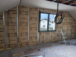 Photo de galerie - Pose de fenêtres, isolation, tirage des gaines électriques et raillage pour pose de placo dans la rénovation complète d'une chambre 