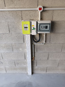 Photo de galerie - Équipements d un garage, tableau électrique étanches avec protections, deux éclairages , prise de courant et interrupteur etanches