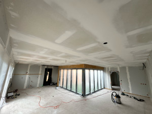 Photo de galerie - Ponçage des bandes à joints terminé sur l’ensemble du chantier. Prochaine étape : application d’une sous-couche suivie de deux couches de peinture de finition pour un rendu propre et soigné.