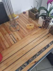 Photo de galerie - Plan de cuisine avec incrustation galets,bois en résine 