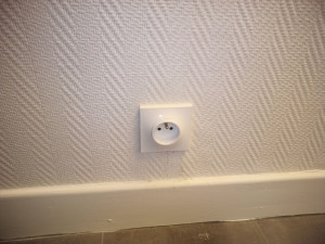 Photo de galerie - Prise de courant encastrer malgré le mur avec toile de verre fini.